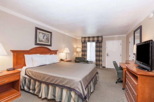 Travelodge by Wyndham Sylmar CA image 10