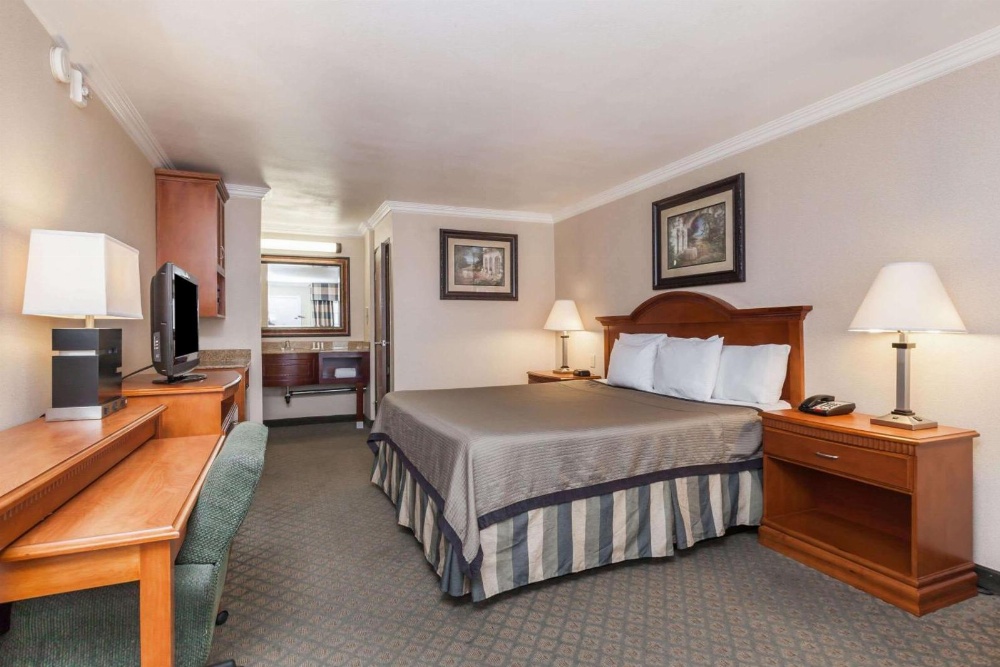 Travelodge by Wyndham Sylmar CA Main image