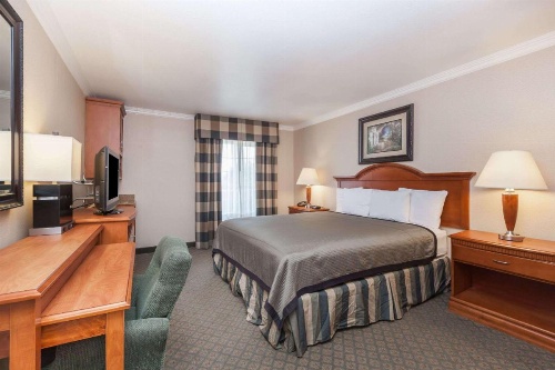 Travelodge by Wyndham Sylmar CA image 6