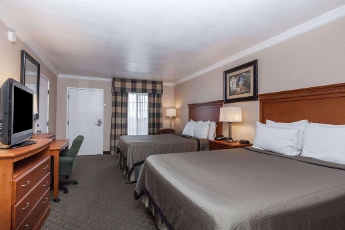 Travelodge by Wyndham Sylmar CA image 9